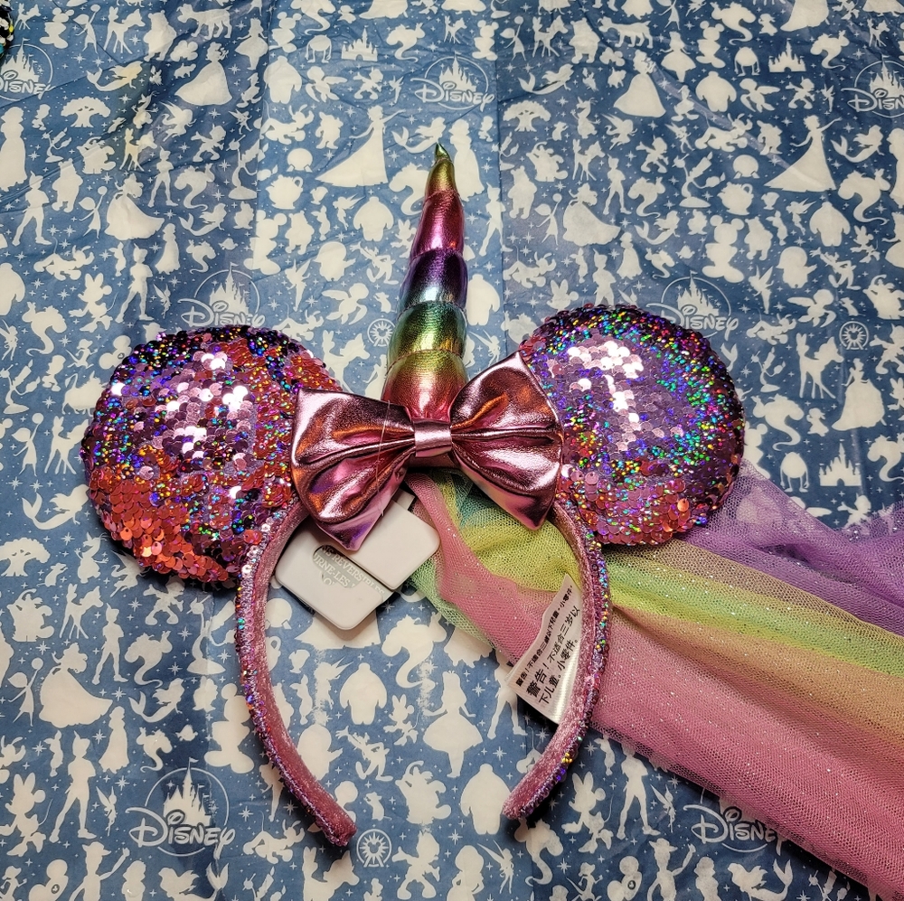 NWT Minnie Mouse Unicorn Sequined Ear Headband.